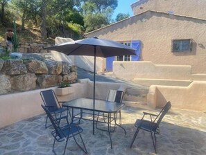 Outdoor dining - Le soleil d'or: 2-Bedroom Apartment with Pool, Terrace, and Parking (Sainte-Maxime)
