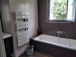 Secadora de cabello, toallas, jabón, papel de baño 