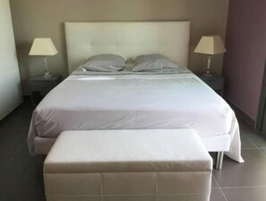 Tabla de planchar con plancha, wifi y ropa de cama 