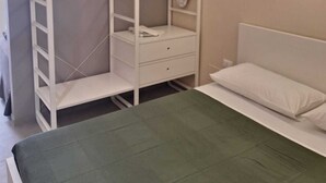 Ein Schlafzimmer mit Bett, Kleiderschrank und Nachttisch.