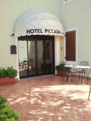 Front of property - Hotel in Palau just 600 mt from the sea (Palau)