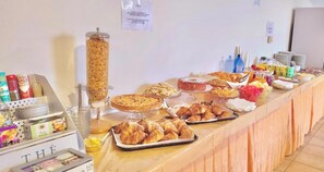 Free daily buffet breakfast  - Hotel in Palau just 600 mt from the sea (Palau)