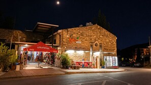 A stone building with a Coca-Cola branded outdoor umbrella, a sign reading 'market,' and a refrigerated display. - Poseidon View Villa - Pissouri (Pissouri)