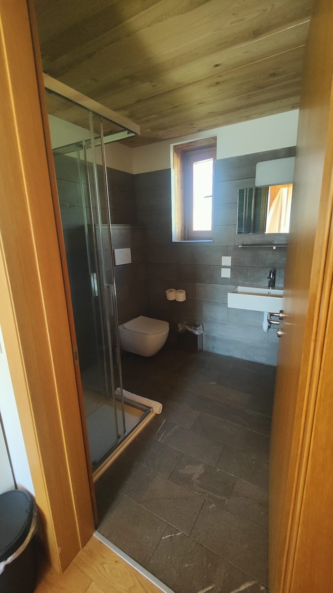 Ein Badezimmer mit Dusche, Toilette und Waschbecken.