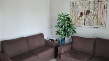 Senior Suite, Balcony, City View | Living area
