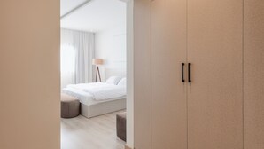Ein modernes Schlafzimmer mit Bett, Nachttisch und Kleiderschrank.