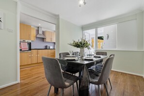 Dining - Spacious 3-Bed House in Waltham Cross Sleeps 8 (Waltham Cross)