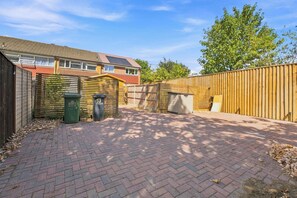 Property grounds - Spacious 3-Bed House in Waltham Cross Sleeps 8 (Waltham Cross)