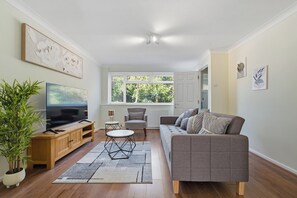Living area - Spacious 3-Bed House in Waltham Cross Sleeps 8 (Waltham Cross)