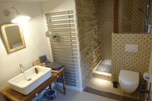 Shower, hair dryer, towels, soap - Vrbo Property (Wolsfeld)