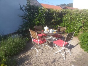 Outdoor dining - Vrbo Property (Wolsfeld)