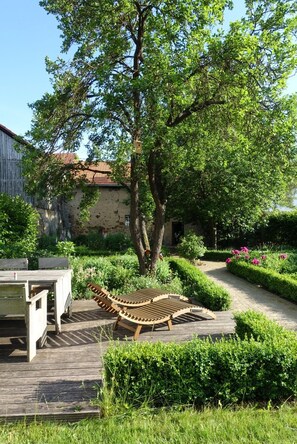 Outdoor dining - Vrbo Property (Wolsfeld)