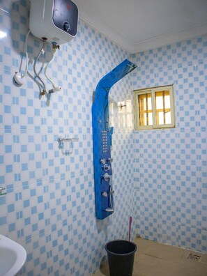 Free toiletries, slippers, towels, soap - DE WURA & ALFRED EXOTIC PLACE HOTEL (Lagos)