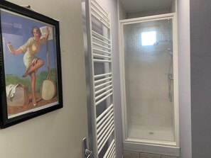 Shower, hair dryer, towels, soap - Vrbo Property (Saint-Amand-les-Eaux)