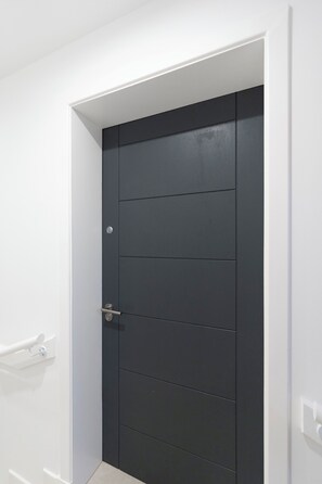 Une porte fermée, dotée d’une poignée moderne et d’un trou de serrure.