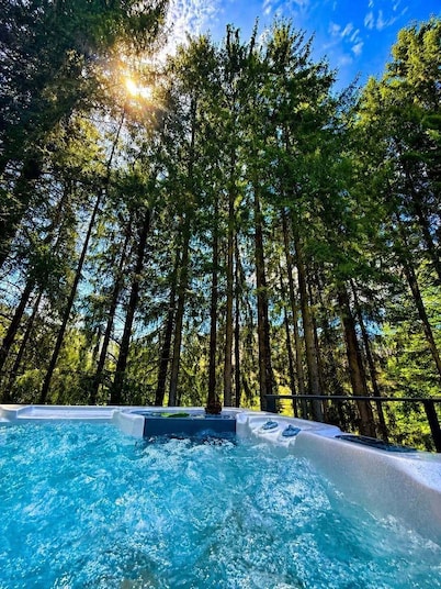 3-bedroom chalet in quaint Poiana Mărului with private jacuzzi