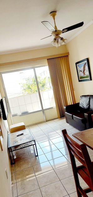 Smart TV - Grandma's house style apartment on the beach. Simple and welcoming. 350 meters from the beach. (Guarujá)