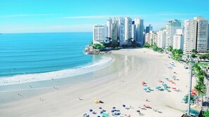 Beach - Grandma's house style apartment on the beach. Simple and welcoming. 350 meters from the beach. (Guarujá)