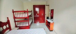 Iron/ironing board, WiFi - Grandma's house style apartment on the beach. Simple and welcoming. 350 meters from the beach. (Guarujá)