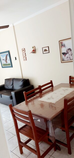 Dining - Grandma's house style apartment on the beach. Simple and welcoming. 350 meters from the beach. (Guarujá)