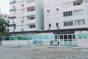 Exterior - Grandma's house style apartment on the beach. Simple and welcoming. 350 meters from the beach. (Guarujá)