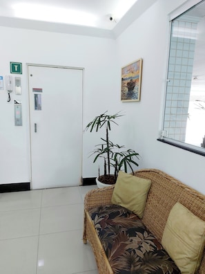 Interior - Grandma's house style apartment on the beach. Simple and welcoming. 350 meters from the beach. (Guarujá)
