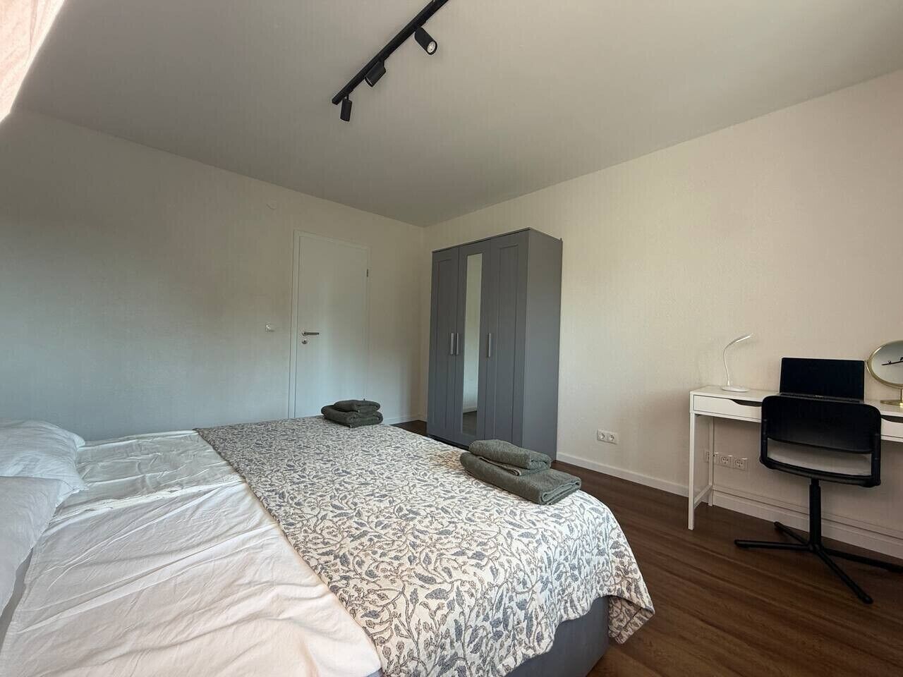 2 Schlafzimmer, Schreibtisch, Bügeleisen/Bügelbrett, Reisekinderbett