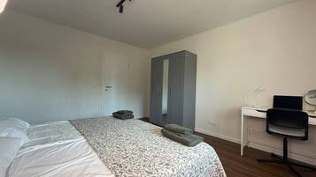 2 Schlafzimmer, Schreibtisch, Bügeleisen/Bügelbrett, Reisekinderbett