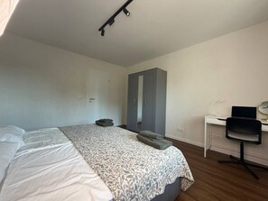 2 Schlafzimmer, Schreibtisch, Bügeleisen/Bügelbrett, Reisekinderbett