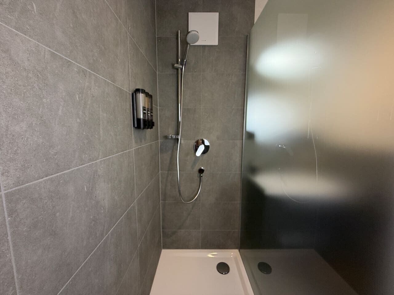 Douche, sèche-cheveux, serviettes fournies, savon