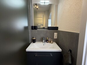 Douche, sèche-cheveux, serviettes fournies, savon