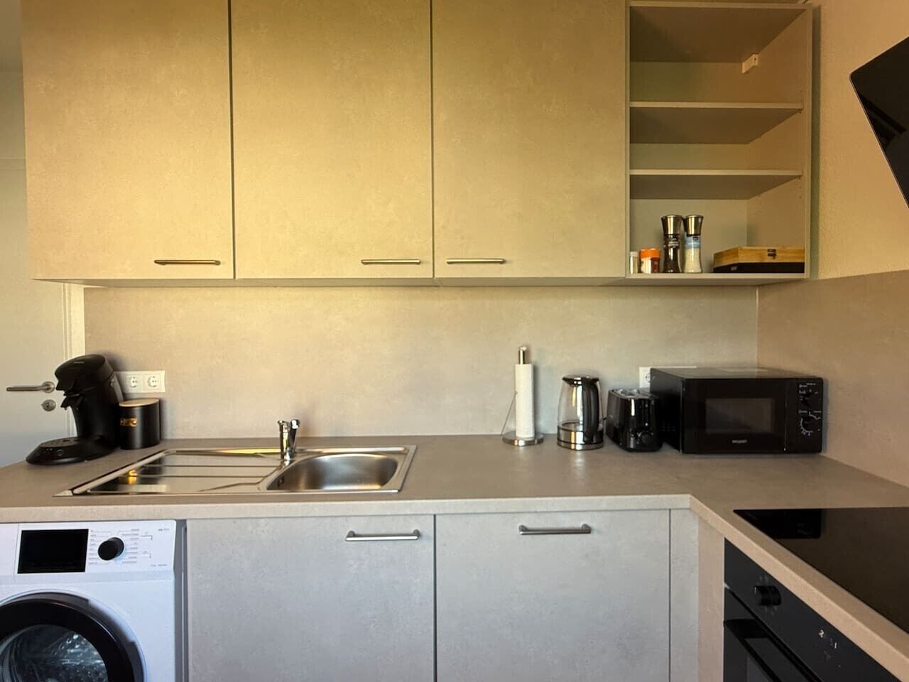 Wasserkocher mit Kaffee-/Teezubehör, Kühlschrank, Mikrowelle, Ofen