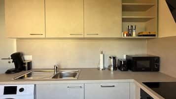 Wasserkocher mit Kaffee-/Teezubehör, Kühlschrank, Mikrowelle, Ofen