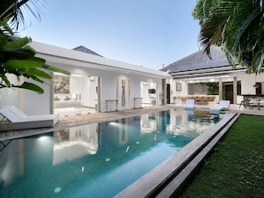 A modern house with a swimming pool, a patio area, and a well-maintained lawn. - Private Tropical Hideaway in Seminyak (Seminyak)