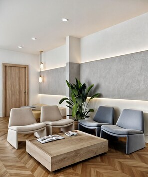 Ein stilvoller Lounge-Bereich mit Sofas, einem Couchtisch und einer Topfpflanze.