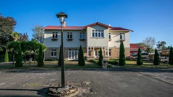 Fachada de la propiedad
