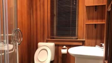 Comfort Triple Room, Mountain View | Bathroom