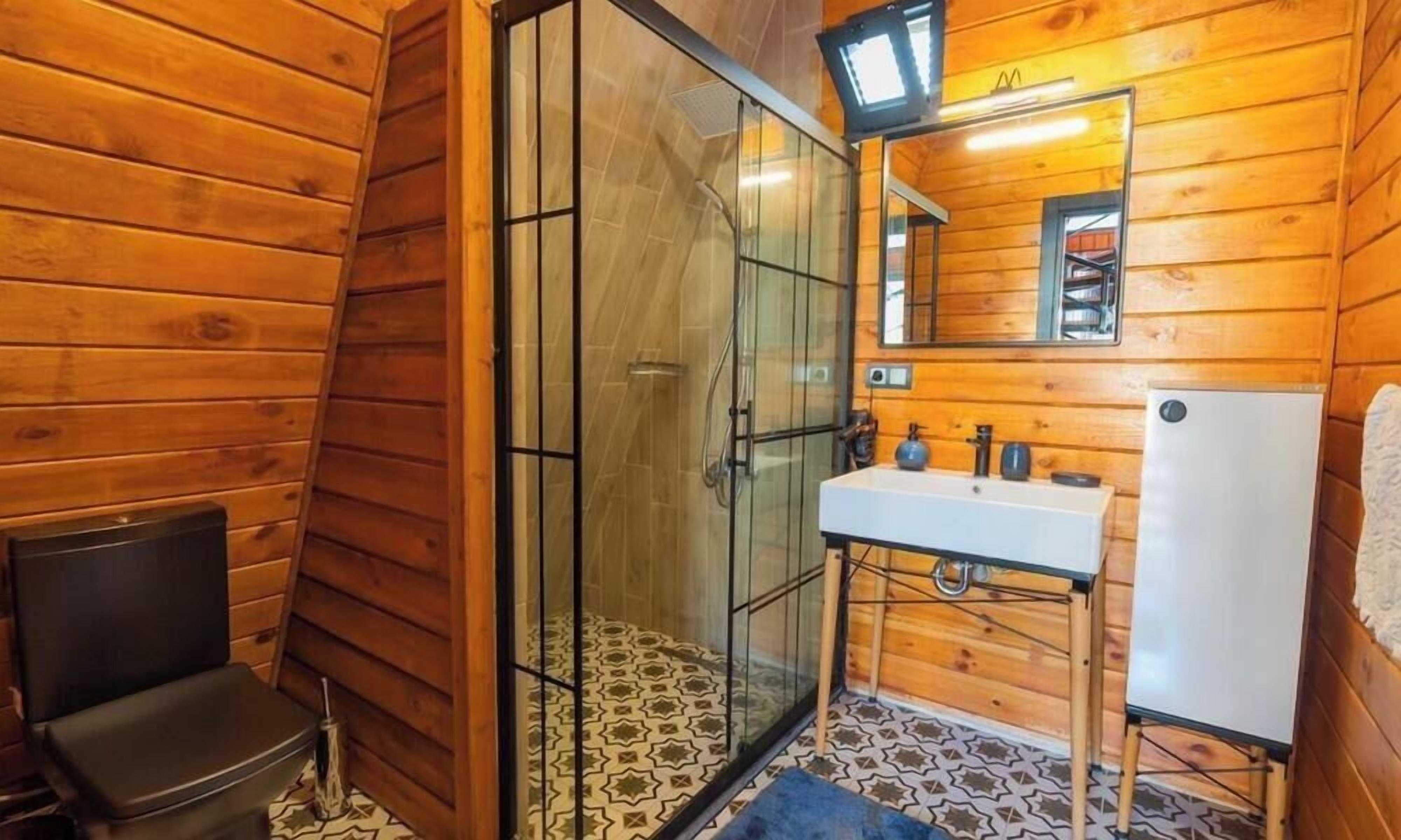 Junior Bungalow, Private Pool, Garden View | Bathroom | Hair dryer, slippers, towels, soap