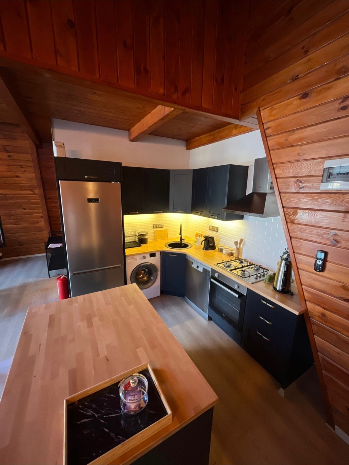 Full-size fridge, microwave, oven, stovetop