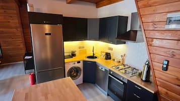 Full-size fridge, microwave, oven, stovetop