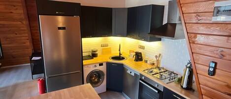 Refrigerador con congelador, microondas, horno y parrilla de estufa