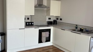 Fridge, microwave, oven, stovetop - 2-bed - Edinburgh City - Pet Friendly (Edinburgh)