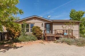 A single-story house with a front porch, a satellite dish, and a mailbox. - Desert Serenity – Private 3BR/2BA Retreat Near Moab & National Parks (Moab)