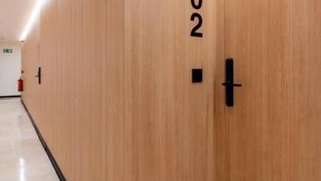Une porte en bois portant le numéro « 02 », qui indique une chambre ou une section.