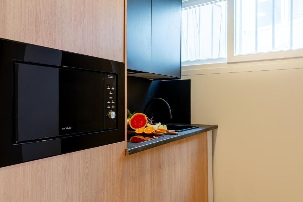 Una cocina con microondas integrado y una estufa moderna.