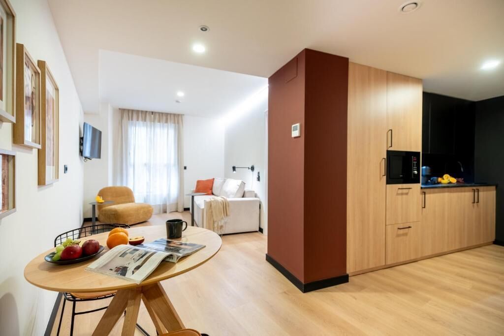 Un appartement moderne comprenant un coin repas, une cuisine et un espace de vie.