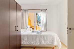 Tabla de planchar con plancha, wifi y ropa de cama