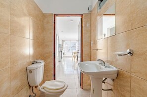 Regadera, secadora de cabello, bidet, toallas