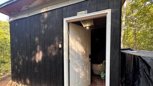 Classic Tent, 2 Single Beds, Pets Allowed, Mountain View | Shared bathroom
