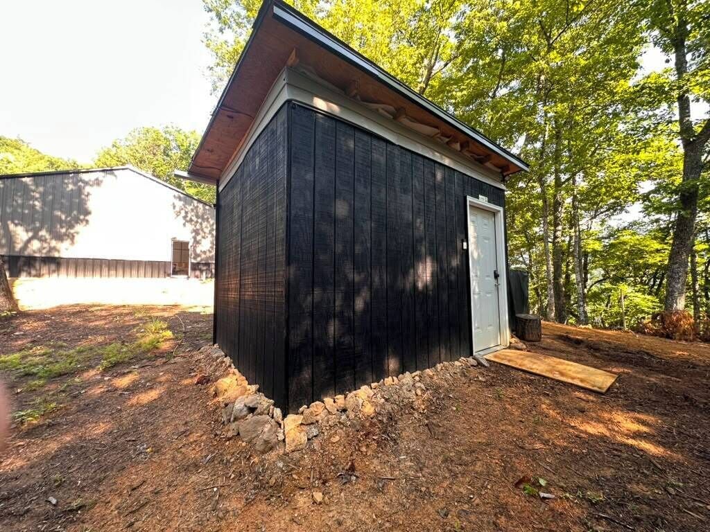 Tente classique, 2 lits jumeaux, animaux de compagnie acceptés, vue sur la montagne | Salle de bain partagée